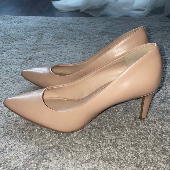 Nude heels size 7.5 - Picture 2 of 5
